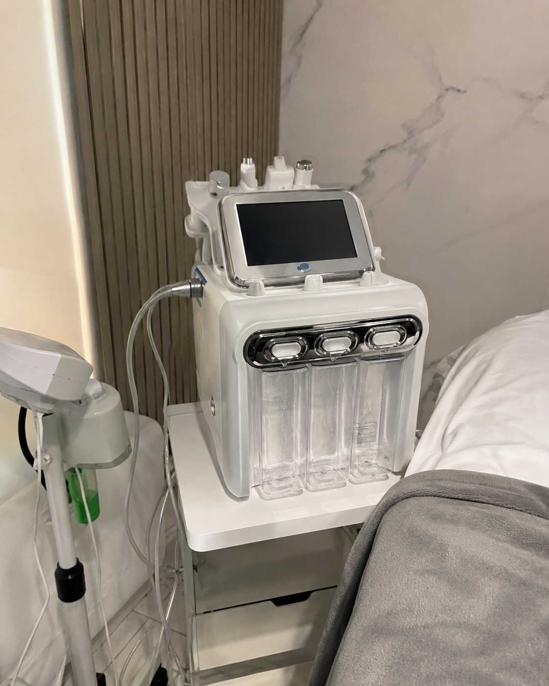 Equipo de hidrofacial utilizado en Bellaser