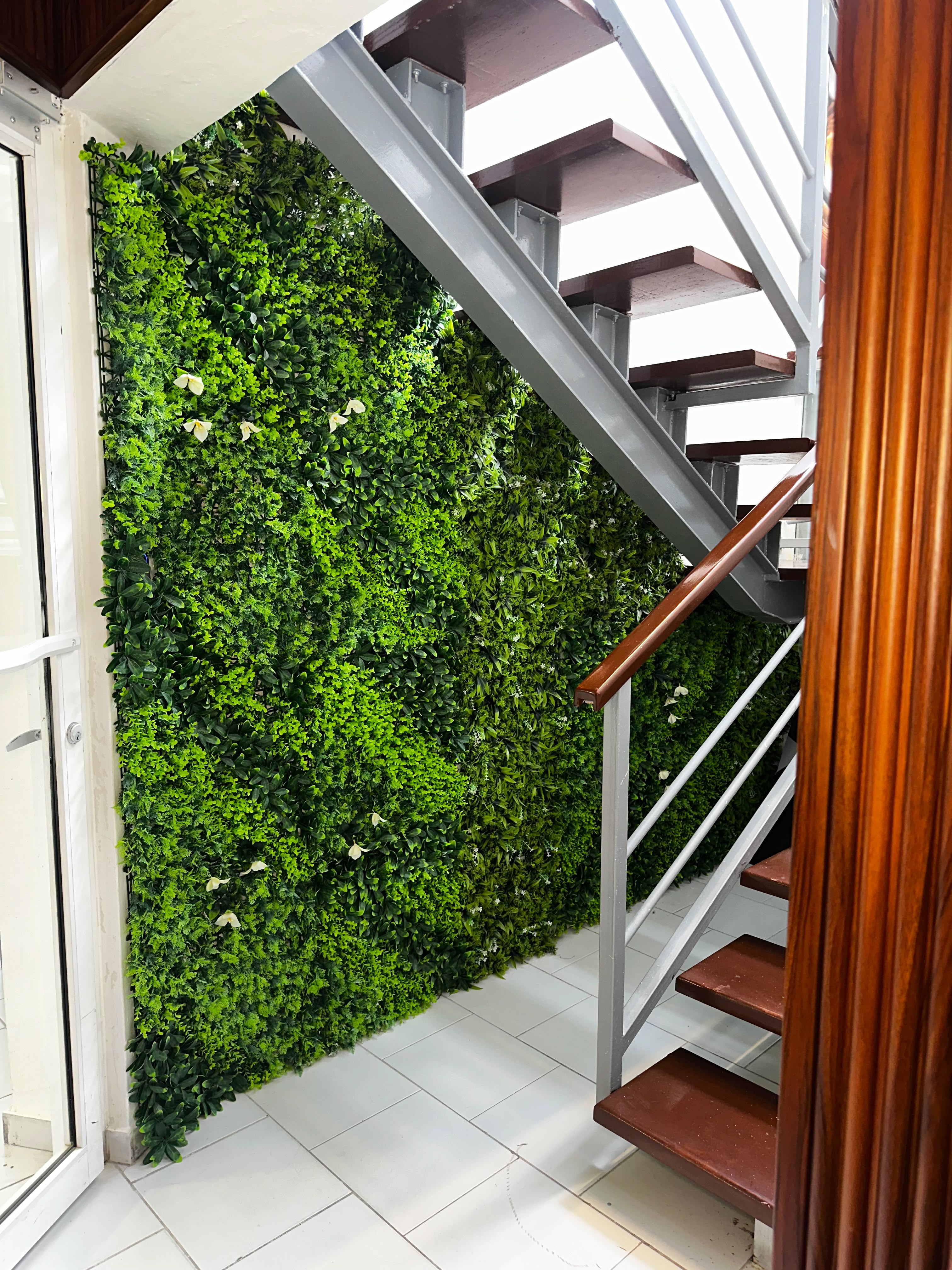 Jardín vertical y escalera interior de Bellaser