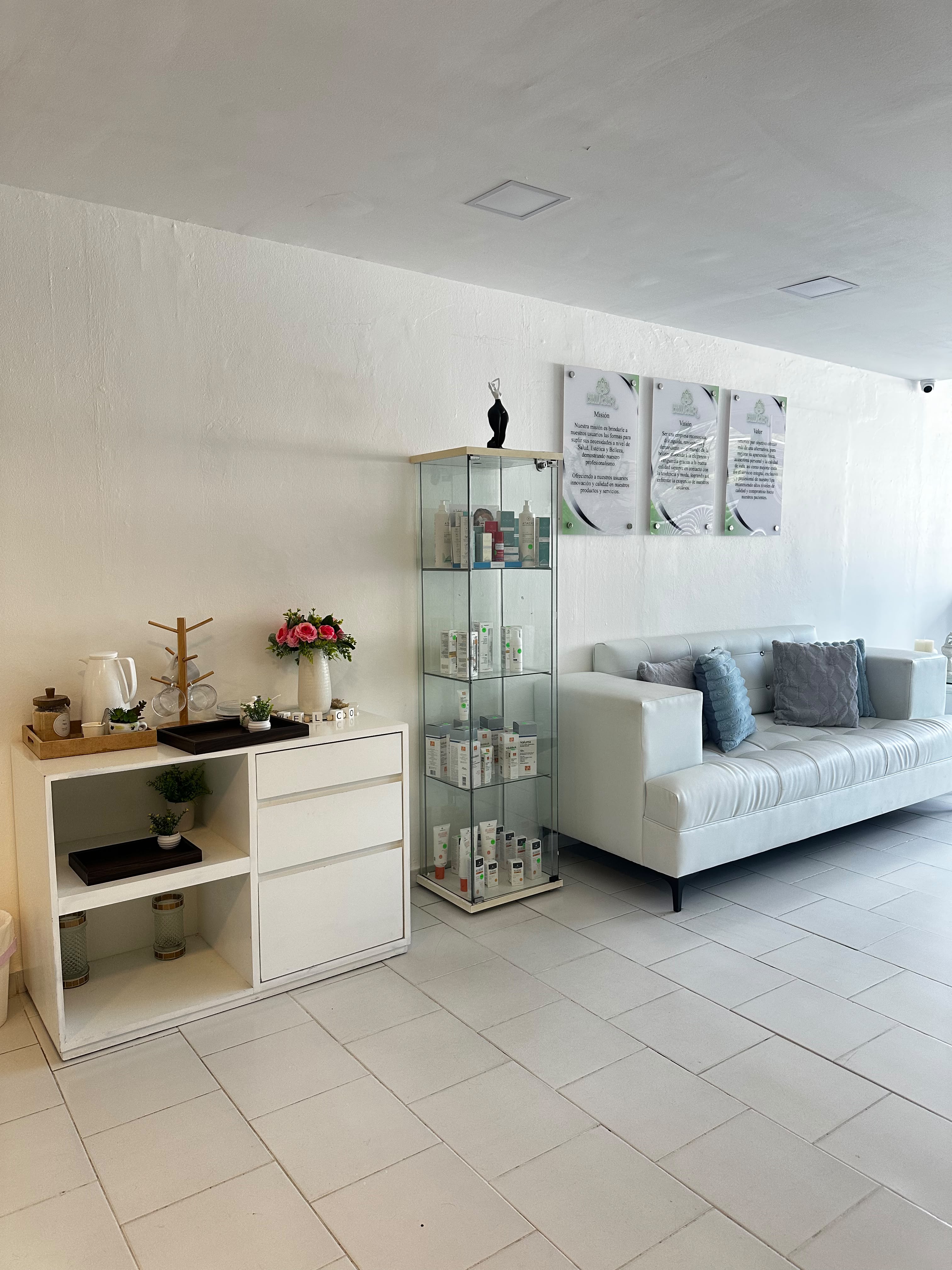 Sala de espera y exhibición de productos de Bellaser